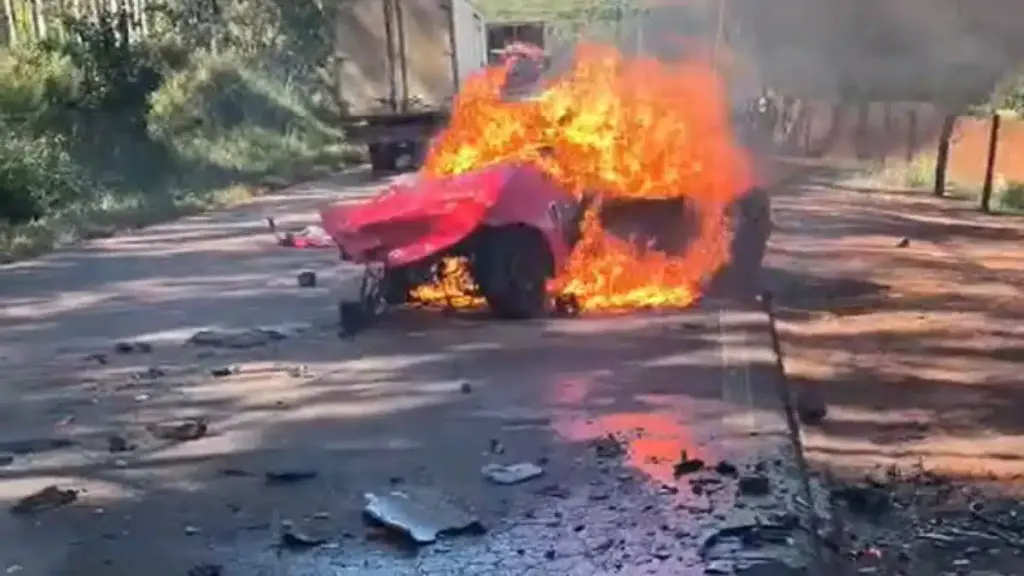 Carro pega fogo depois de acidente e deixa feridos no interior de SP carro-pega-fogo-apos-acidente-e-deixa-feridos-no-interior-de-sp